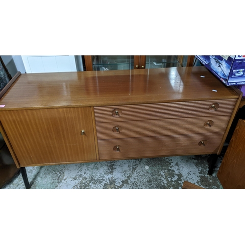 520 - A Nathan mid-century teak sideboard, three graduated drawers and cupboard door with brass handles, o... 