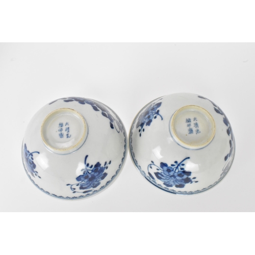 1 - A set of four Qing dynasty, Guangxu period blue and white porcelain bowls, with floral decoration, t... 