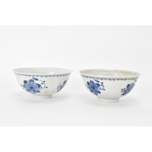 1 - A set of four Qing dynasty, Guangxu period blue and white porcelain bowls, with floral decoration, t... 