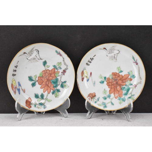 128 - A pair of Chinese late Qing dynasty, Tongzhi porcelain famille rose dishes, each decorated with a cr... 