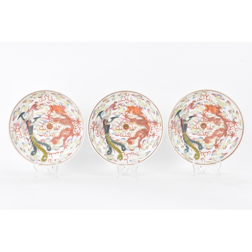 142 - A set of three Chinese Xuantong period famille rose bowls, decorated in polychrome enamels with a dr... 