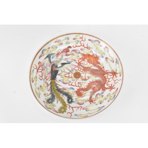 142 - A set of three Chinese Xuantong period famille rose bowls, decorated in polychrome enamels with a dr... 