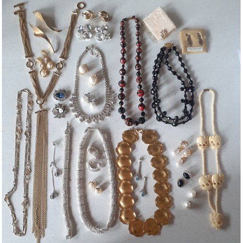 57 - A quantity of vintage costume jewellery to include simulated pearl necklaces to include a Chomel pin... 