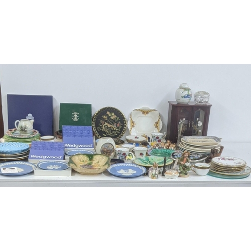 361 - A mixed lot to include two 19th century majolica plates, a silver propelling pencil, four Wedgwood J... 