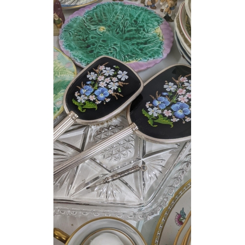 361 - A mixed lot to include two 19th century majolica plates, a silver propelling pencil, four Wedgwood J... 