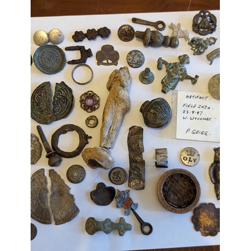 82 - Metal Detector Finds - A collection of mixed finds and artifacts to include brooches, silver rings a... 