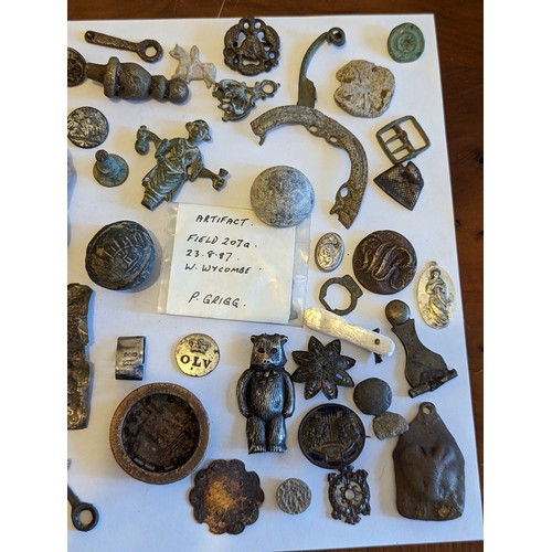 82 - Metal Detector Finds - A collection of mixed finds and artifacts to include brooches, silver rings a... 