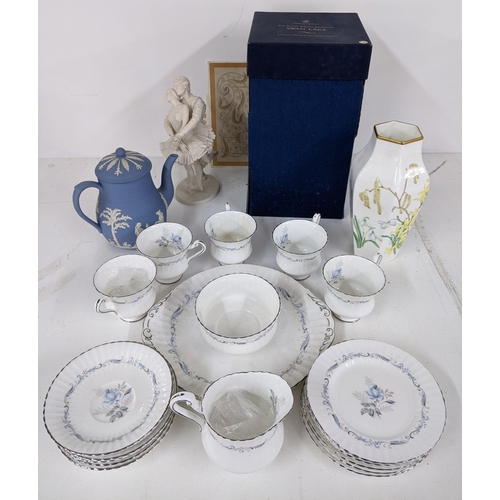 440 - A collection of porcelain and ceramics to include a Wedgwood Jasperware tea pot, a Franklin porcelai... 