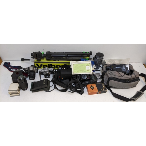 442 - Photographic equipment to include a Polaroid super color 6JS CL, a Samsun camcorder, a vintage Agfa ... 