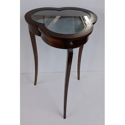 69 - An Edwardian mahogany display table, the top fashioned as a three leaf clover on three splayed legs,... 