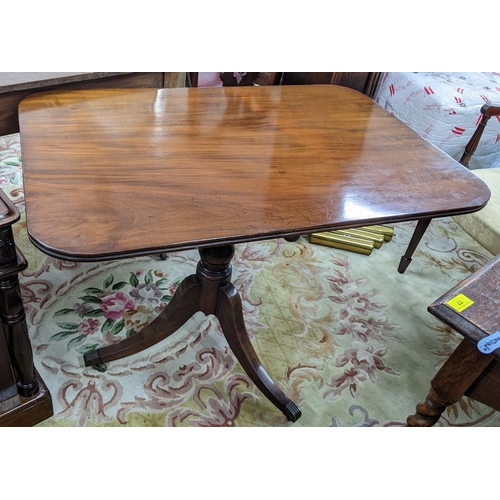 85 - An early 20th century Regency style mahogany occasional table having a turned column and three splay... 