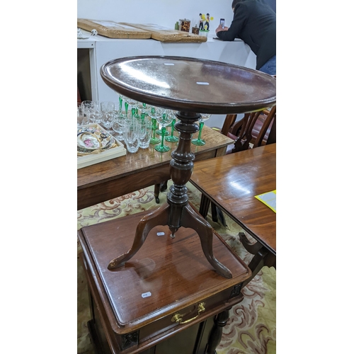 87 - Mixed furniture to include a Regency mahogany Pembrook table 73hx99w together with a reproduction oc... 