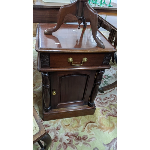 87 - Mixed furniture to include a Regency mahogany Pembrook table 73hx99w together with a reproduction oc... 