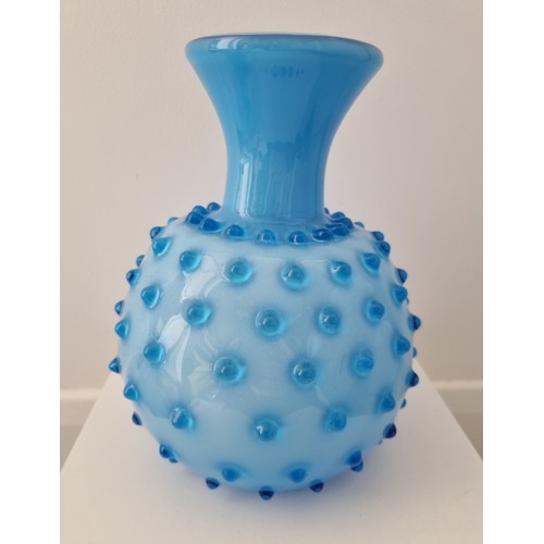 196 - A mixed group of glass to include an Italian mid-century Empoli cased vase decorated with blue glass... 