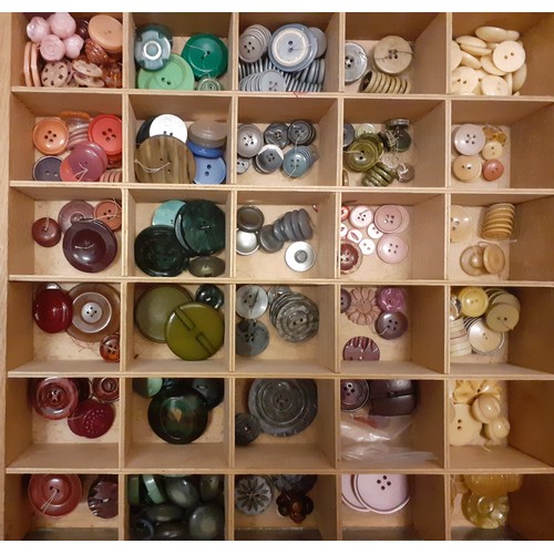 50 - A large quantity of late 19th and 20th Century buttons and shirt studs to include Bakelite examples ... 