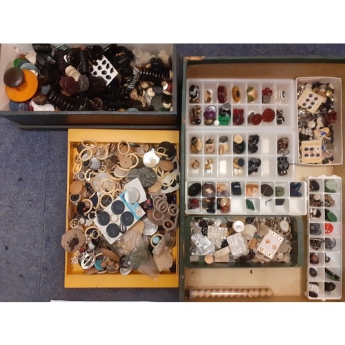 50 - A large quantity of late 19th and 20th Century buttons and shirt studs to include Bakelite examples ... 