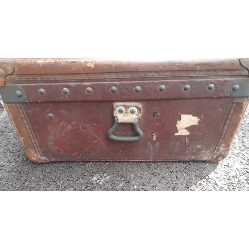 10 - Louis Vuitton- An early 20th Century Louis Vuitton travel trunk, serial no:142412, having chestnut b... 