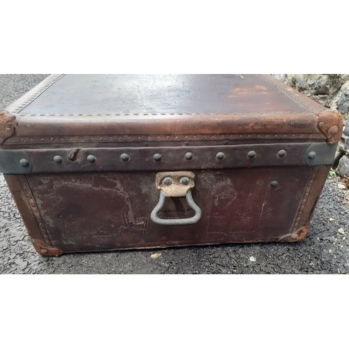 10 - Louis Vuitton- An early 20th Century Louis Vuitton travel trunk, serial no:142412, having chestnut b... 