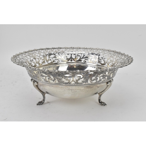 122 - An Edwardian silver bowl by James Dixon & Sons Ltd, hallmarked Sheffield 1910, having a gadrooned ri... 