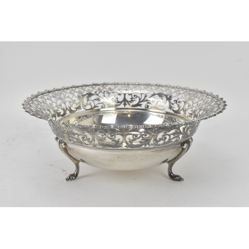 122 - An Edwardian silver bowl by James Dixon & Sons Ltd, hallmarked Sheffield 1910, having a gadrooned ri... 