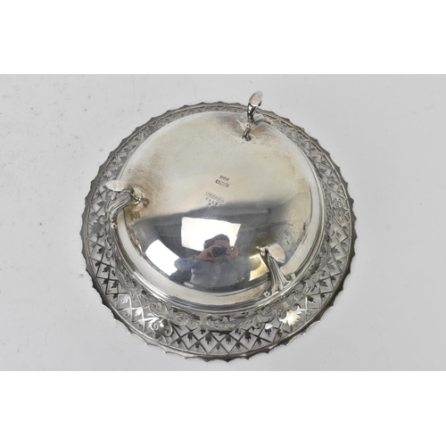 122 - An Edwardian silver bowl by James Dixon & Sons Ltd, hallmarked Sheffield 1910, having a gadrooned ri... 