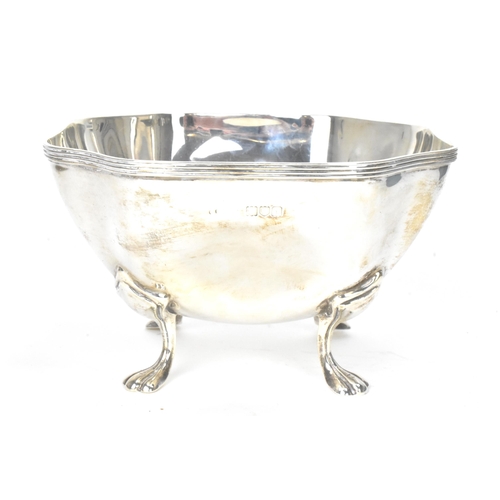 25 - An Edwardian silver bowl, by hallmarked London 1906, of octagonal shape with concave formed sides, r... 