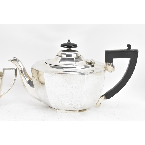 280 - A George V silver three piece tea set, by Viner's Ltd (Emile Viner), hallmarked Sheffield 1931, each... 