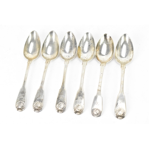 84 - A George III set of six silver dessert spoons by Robert Smeaton - Leith, hallmarked Edinburgh 1819, ... 