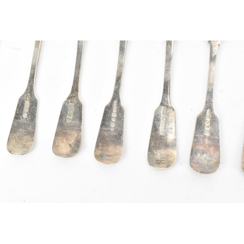 86 - A William IV set of twelve silver teaspoons, hallmarked Edinburgh 1835, each in the fiddle and shell... 