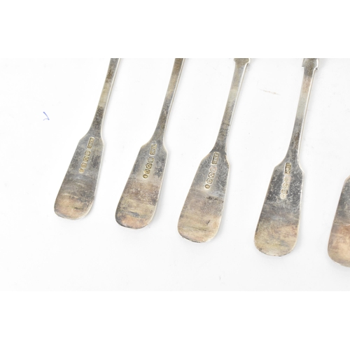 86 - A William IV set of twelve silver teaspoons, hallmarked Edinburgh 1835, each in the fiddle and shell... 