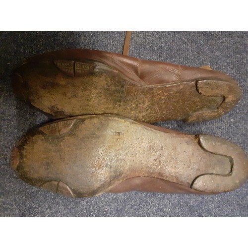 210 - A mixed lot comprising a pair of vintage gents brown leather dance shoes with Blakey shoe protectors... 