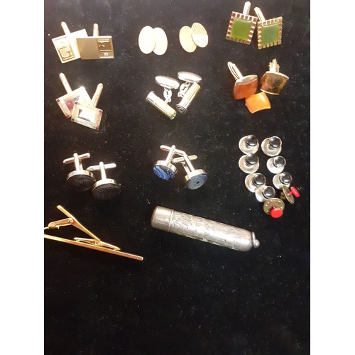 230 - Mixed cufflinks to include a pair of oval 10ct gold front examples, a pair of Murray Ward silver exa... 