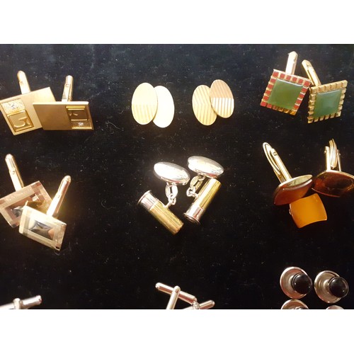 230 - Mixed cufflinks to include a pair of oval 10ct gold front examples, a pair of Murray Ward silver exa... 