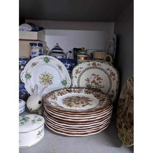 271 - A mixed lot of ceramics to include Minton Haddon Hall, Carlton ware trinket box, Meissen trinket box... 