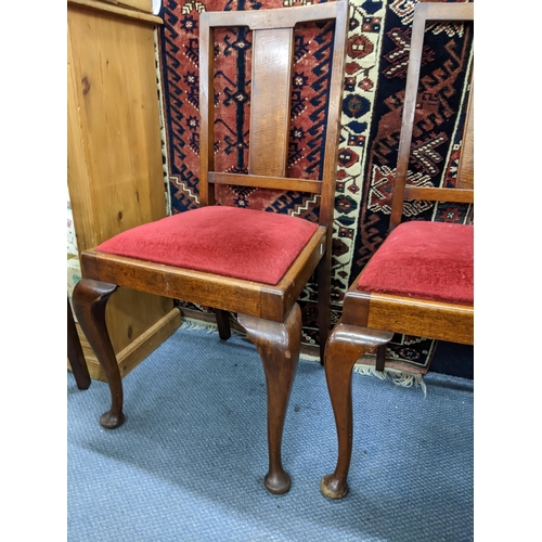 277 - A late Victorian mahogany wind-out dining table on turned, carved and fluted legs on ceramic castors... 