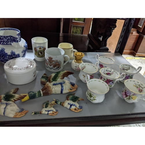 279 - A Johnson brothers eternal low dinner service comprising approx 65 pieces, along with mixed ceramics... 