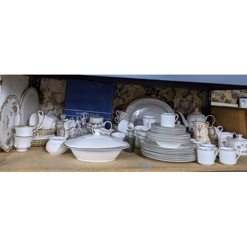 282 - A mixed lot of ceramics to include a Royal Doulton Platinum concord part dinner service, Richmond Ch... 