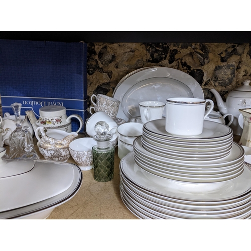 282 - A mixed lot of ceramics to include a Royal Doulton Platinum concord part dinner service, Richmond Ch... 