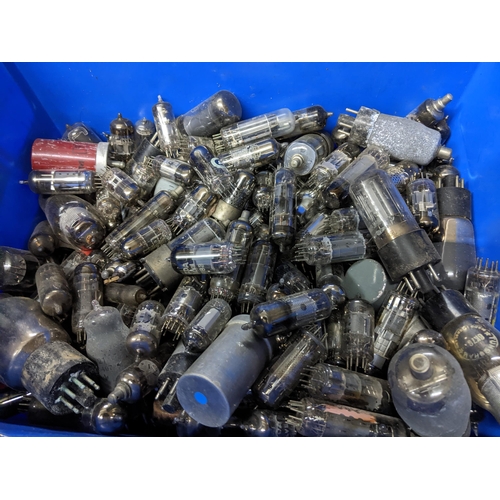 286 - A quantity of radio valves to include Mazda valve EF183, GEC A 2521, Mazda 30P, Mulard PL500, Mazda ... 