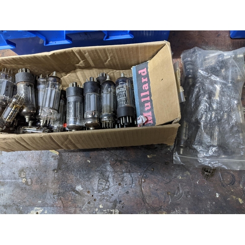 286 - A quantity of radio valves to include Mazda valve EF183, GEC A 2521, Mazda 30P, Mulard PL500, Mazda ... 