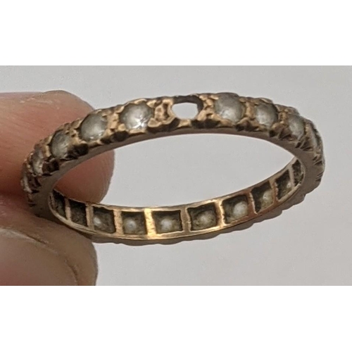 55 - A 9ct gold eternity ring and a 9ct gold ring fashioned as a flower set with three garnets 7g
Locatio... 