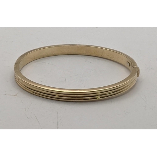 66 - A 9ct gold bracelet with reeded ornament 9.1g
Location:RING
If there is no condition report shown, p... 