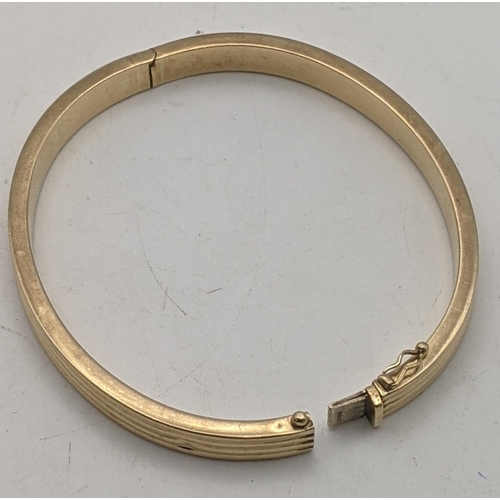 66 - A 9ct gold bracelet with reeded ornament 9.1g
Location:RING
If there is no condition report shown, p... 