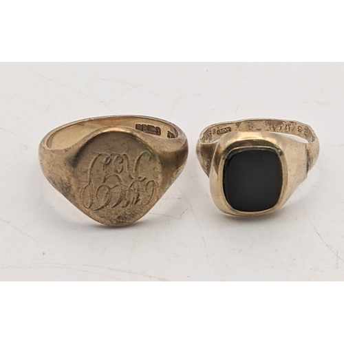 90 - Two 9ct gold signet rings to include one with engraved initials, and the other set with black onyx, ... 