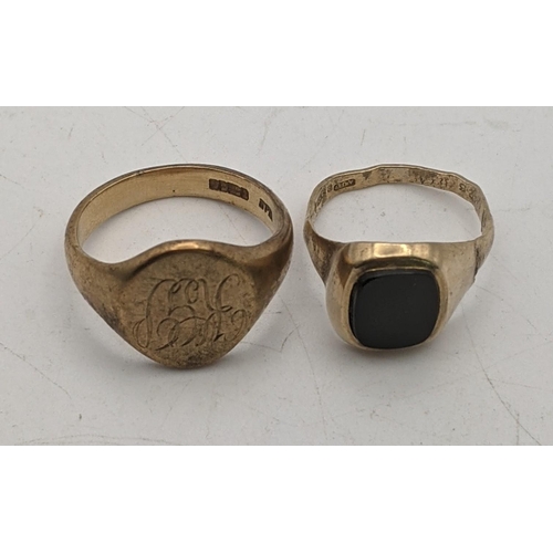 90 - Two 9ct gold signet rings to include one with engraved initials, and the other set with black onyx, ... 