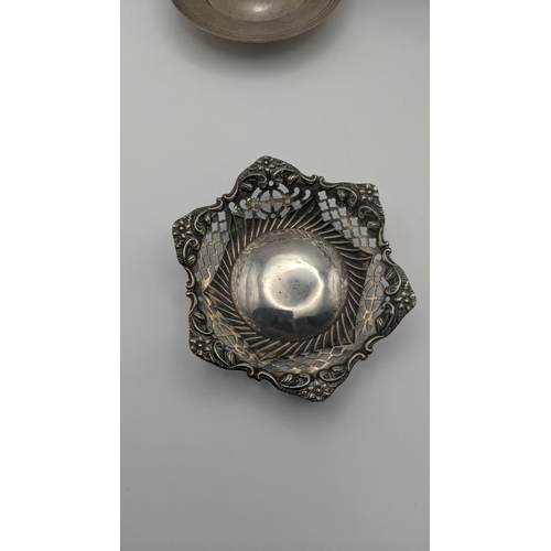 190 - Silver dishes to include an armada style dish and bonbon dishes 98g and a silver weighted pedestal d... 