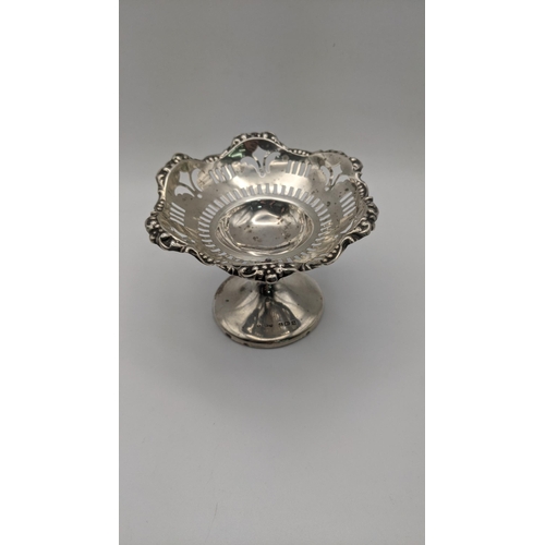 190 - Silver dishes to include an armada style dish and bonbon dishes 98g and a silver weighted pedestal d... 