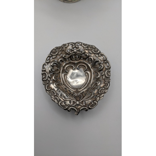 190 - Silver dishes to include an armada style dish and bonbon dishes 98g and a silver weighted pedestal d... 