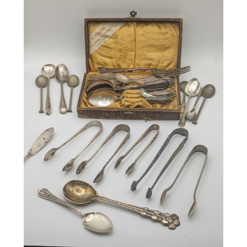 204A - Silver and white metal sugar tongs, 122.4g, together with a pair of silver plated tongs and mixed cu... 