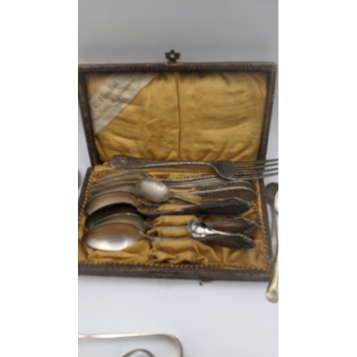 204A - Silver and white metal sugar tongs, 122.4g, together with a pair of silver plated tongs and mixed cu... 